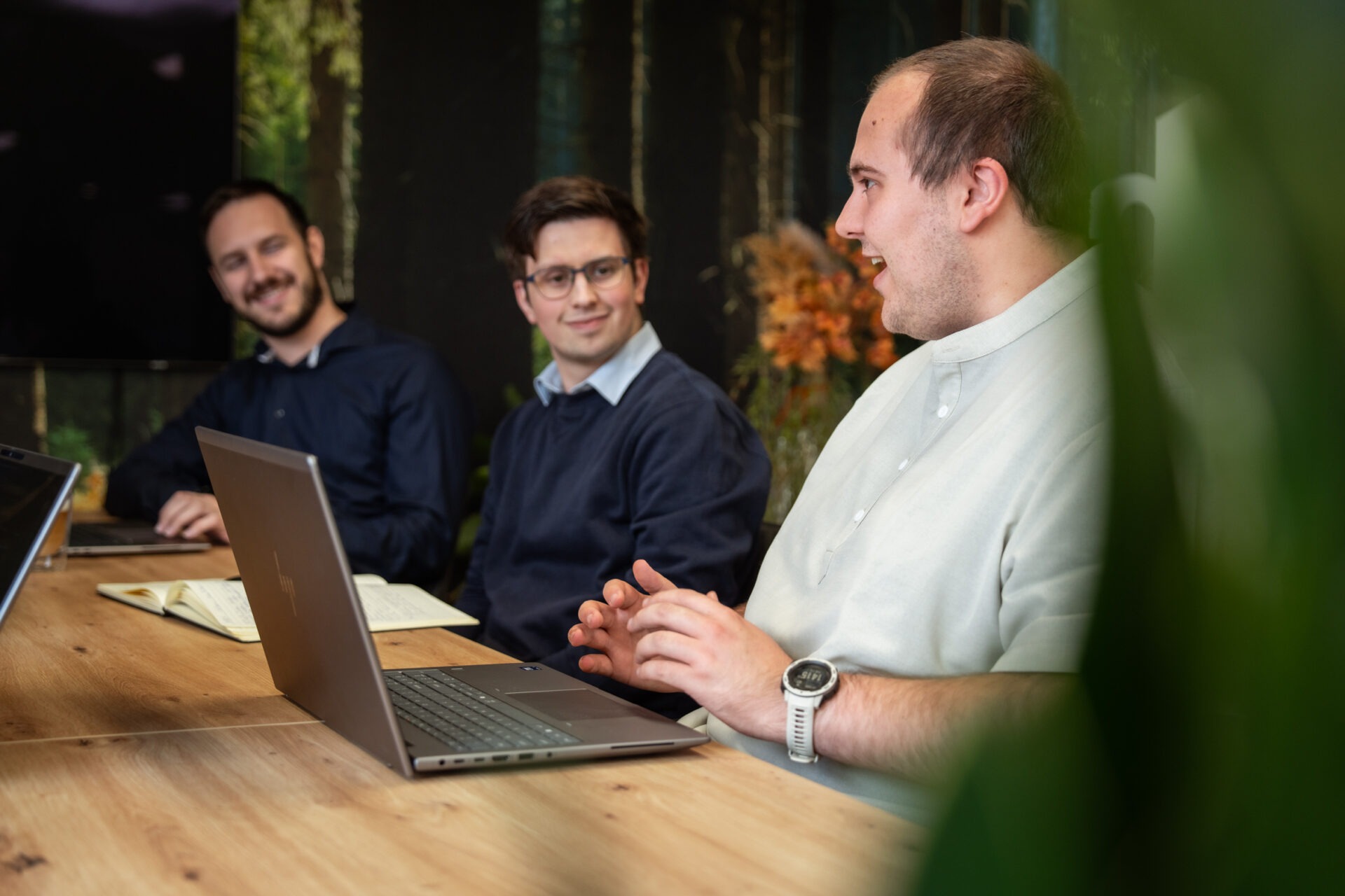 Het team van Wux AI werkt samen aan de ontwikkeling van op maat gemaakte AI oplossingen.