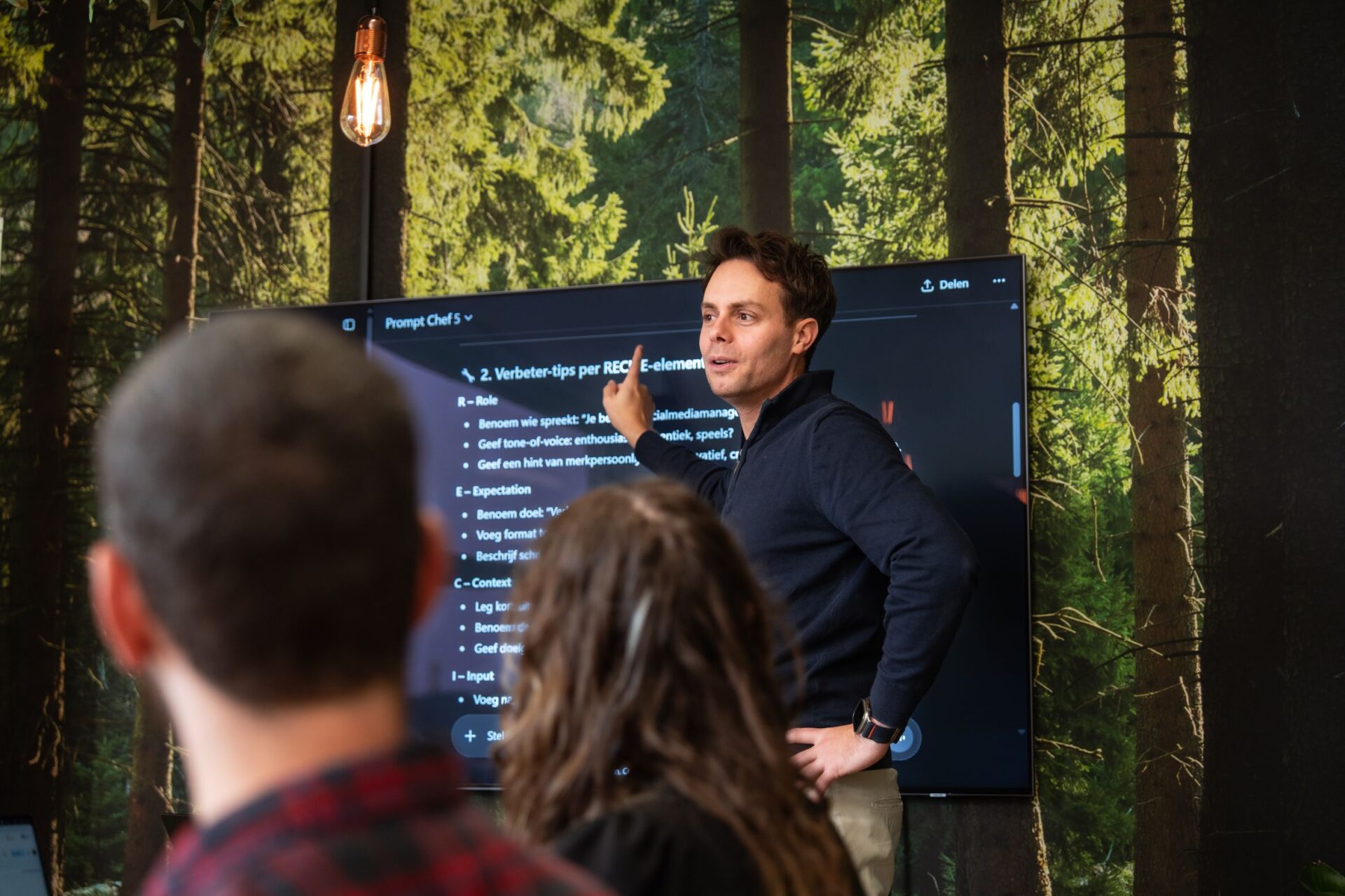 Een AI-expert van Wux AI geeft een change management training aan een team over prompt engineering en het succesvol inzetten van AI.