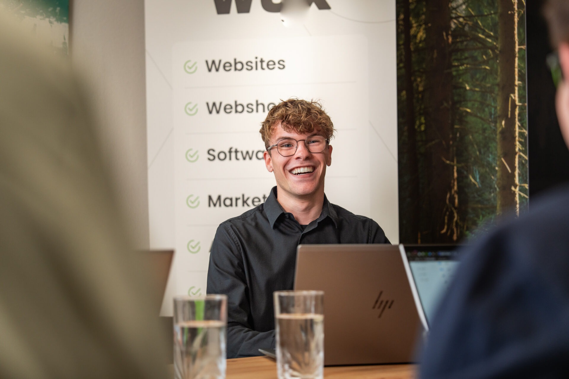 Experts van Wux AI brainstormen over een nieuwe AI-strategie tijdens een interactieve kennissessie.