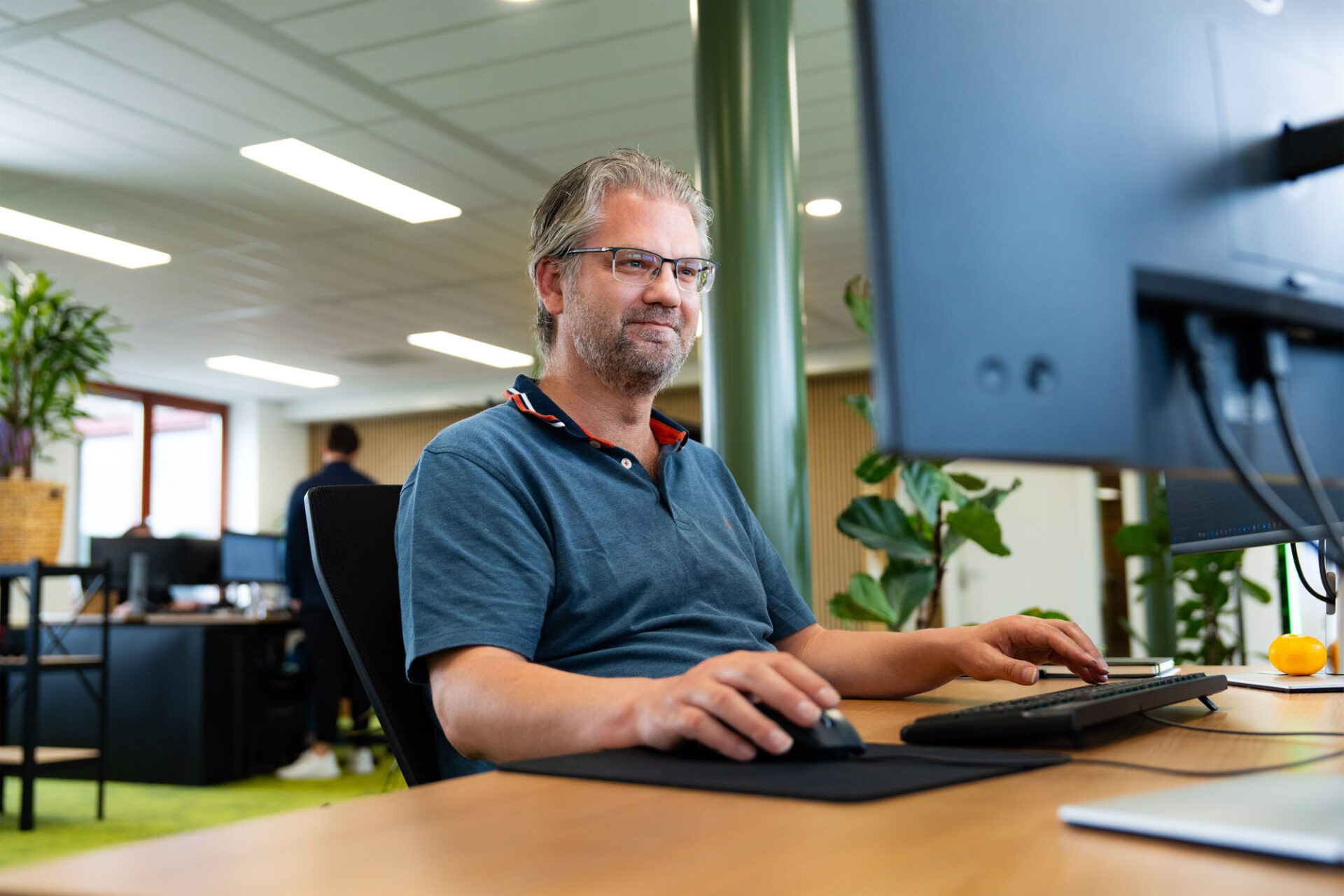 Een medewerker van Wux AI werkt aan een succesvol traject voor AI-adoptie op de werkvloer.