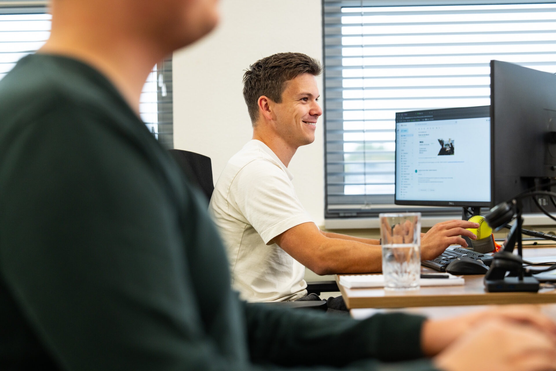 Een medewerker werkt in een beveiligde enterprise-omgeving achter een computer via het centrale en compliant AI-platform van Wux AI.