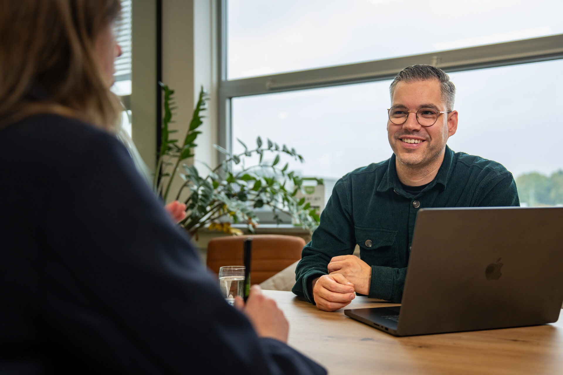 Een specialist van Wux AI voert een gesprek met een medewerker om weerstand te overwinnen en de AI-adoptie succesvol te begeleiden.