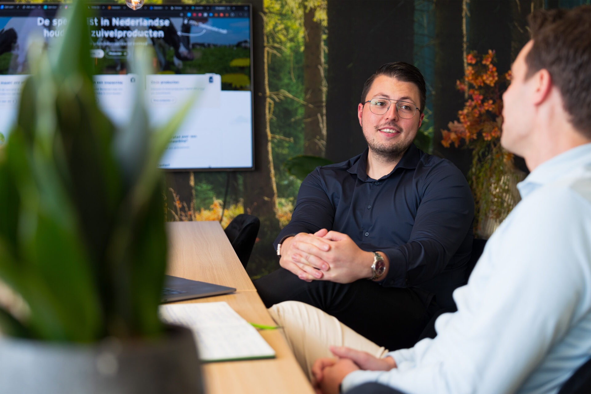 Medewerkers van Wux AI bespreken hoe MKB-bedrijven hun operationele kosten kunnen verlagen.