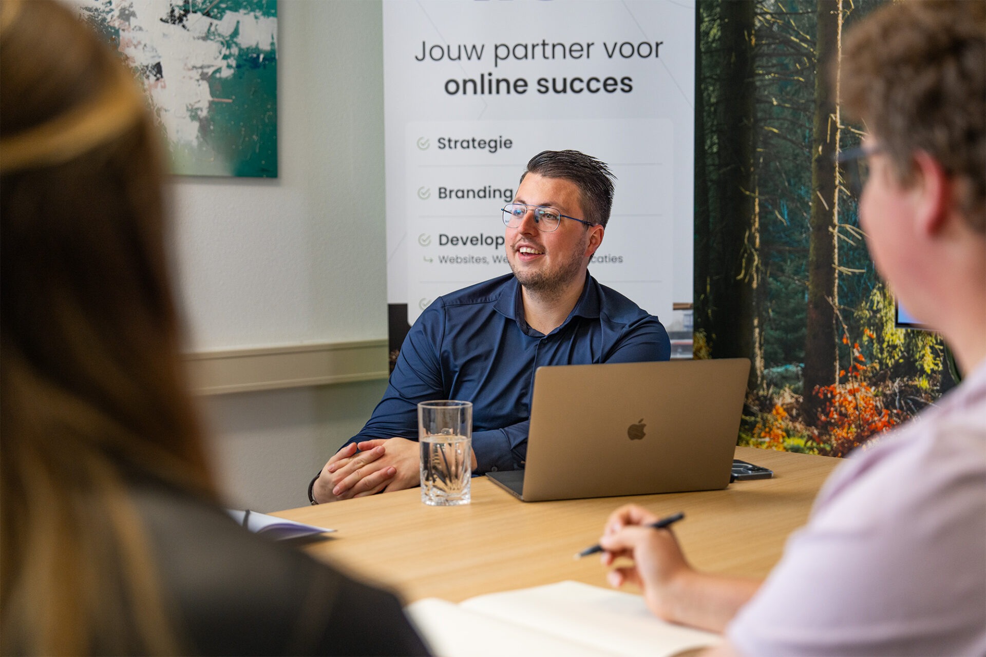 Wux AI-specialist bespreekt een AI-oplossing op scherm met klant