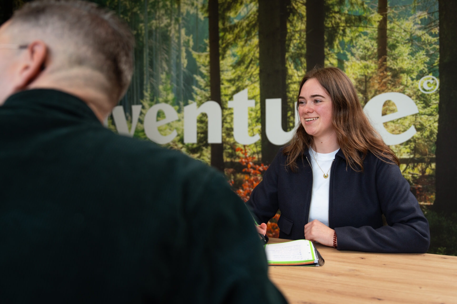 Kennismakingsgesprek met een Wux AI-specialist aan tafel