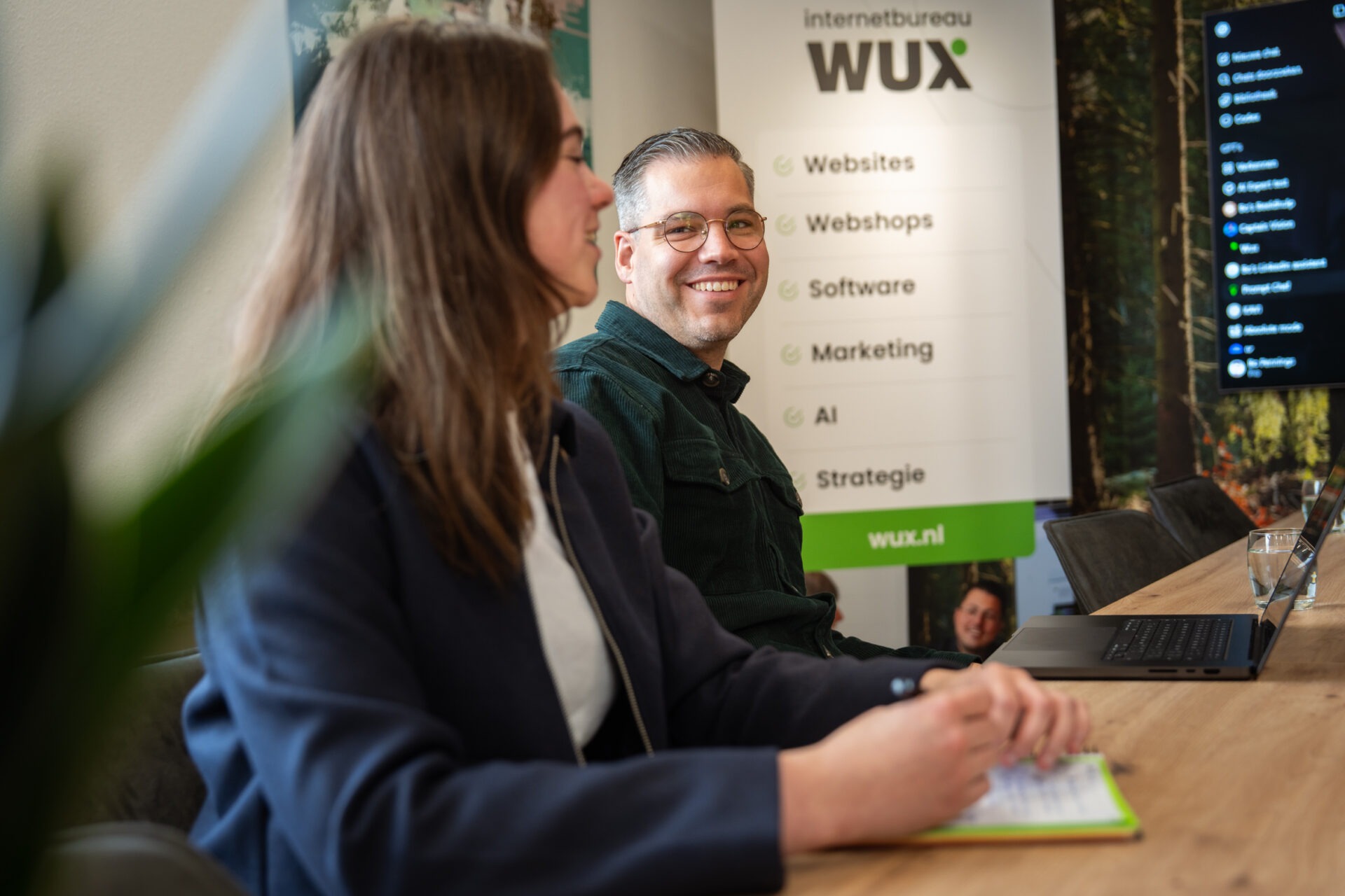 Medewerkers van Wux AI in overleg over een veilige AI-strategie voor het MKB.