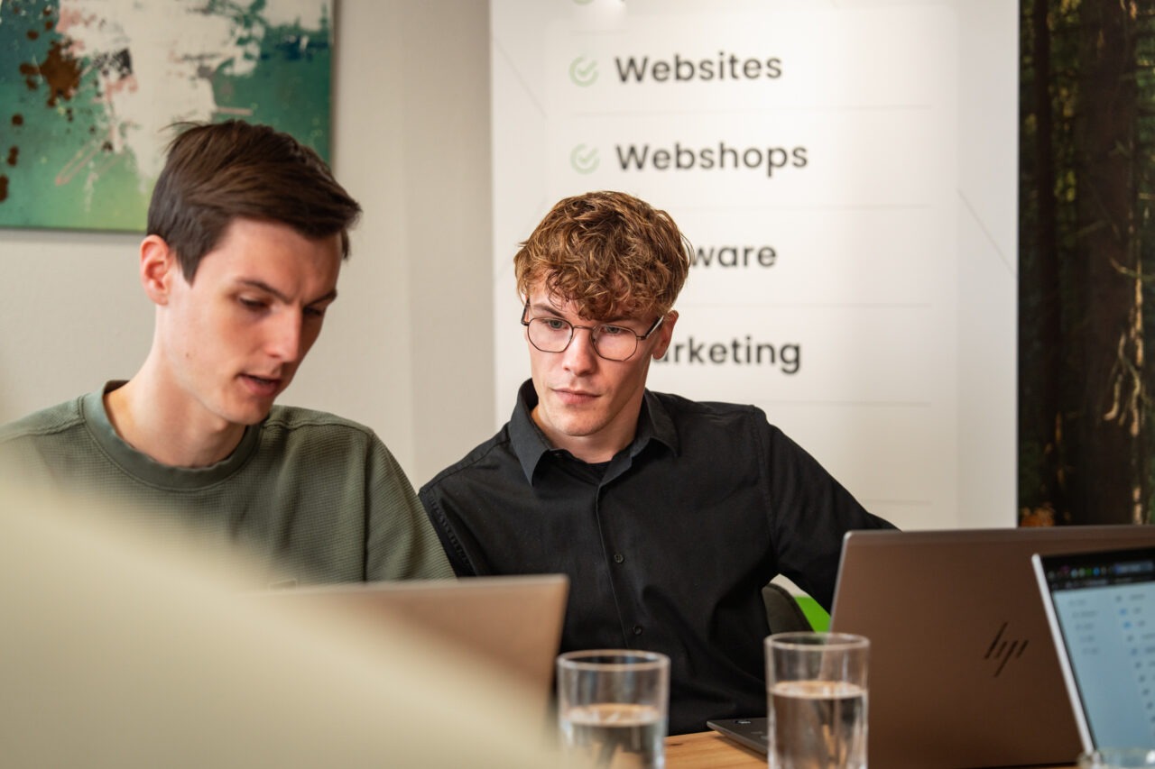 Team werkt aan AI-adoptie en AI-rendement met slimme AI-oplossingen van Wux AI.