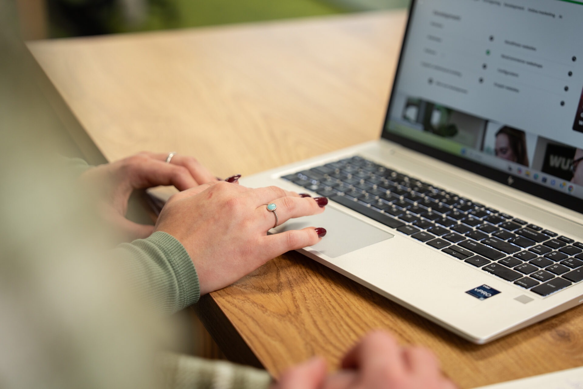 Specialist van Wux AI helpt organisaties slimmer werken met AI en veilige AI-oplossingen.