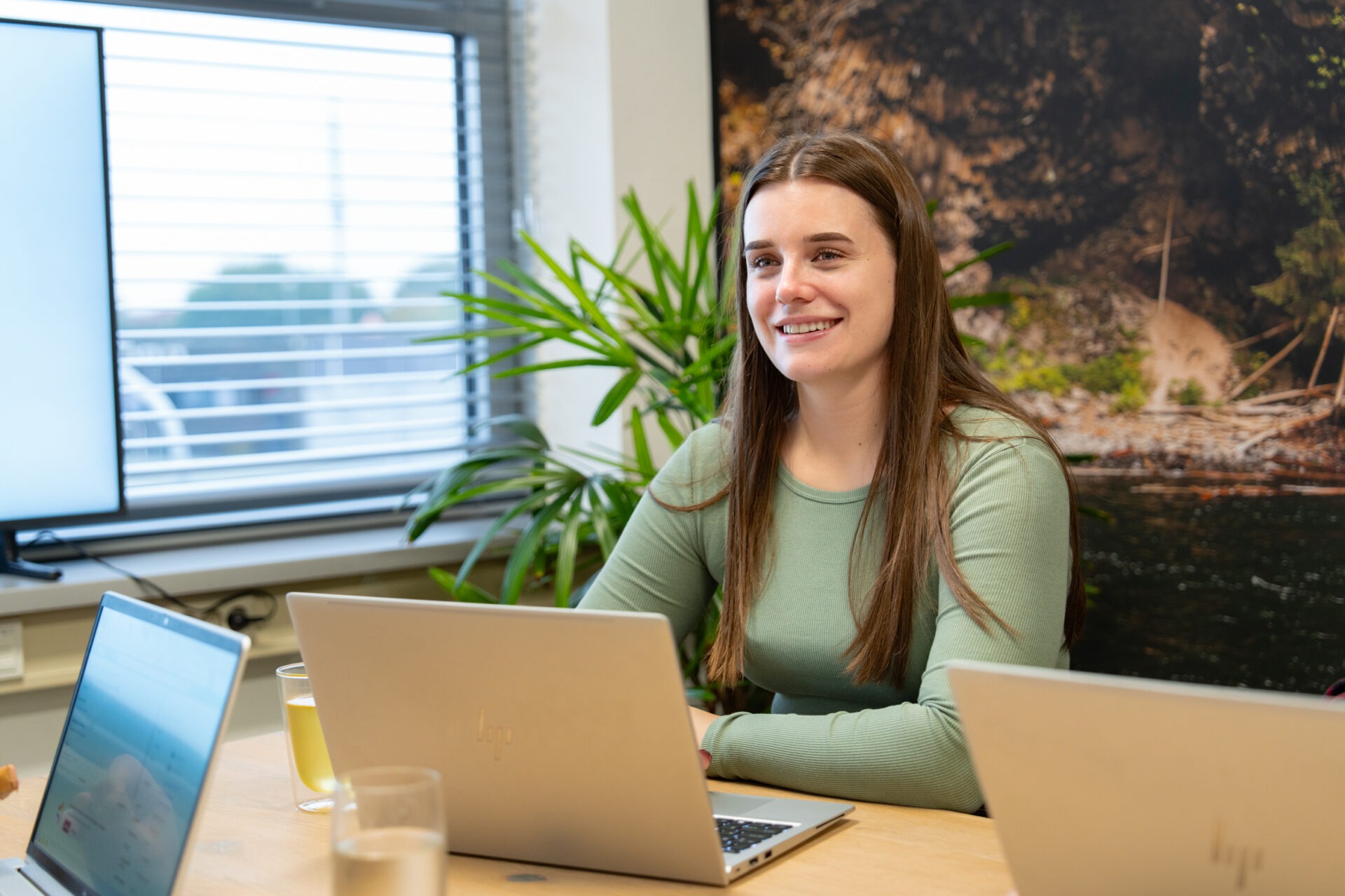 Wux AI-medewerker werkt aan een maatwerk AI-oplossing