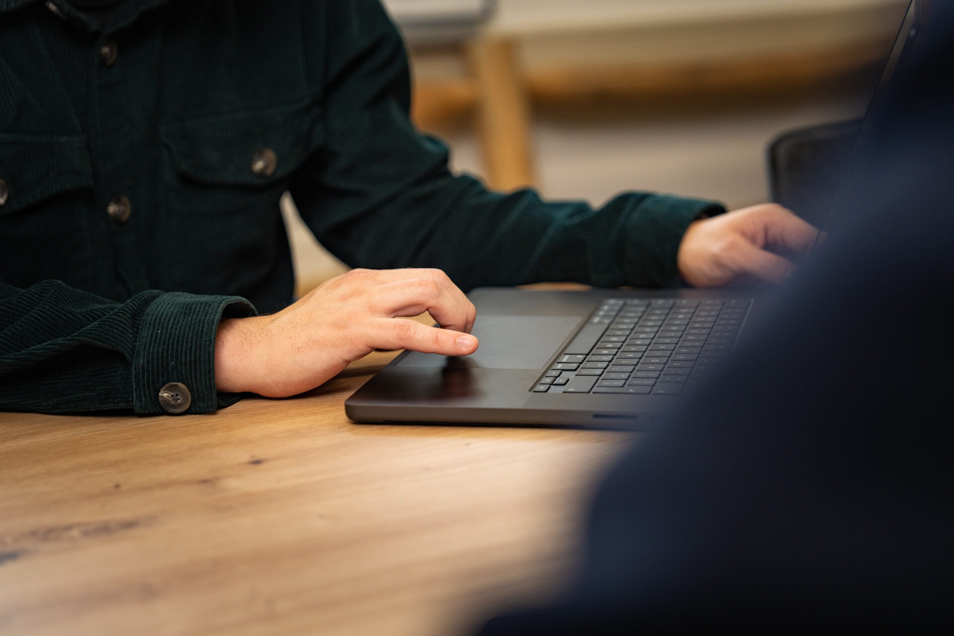 Developer van Wux AI werkt op een laptop aan het koppelen van een dynamische context-laag aan een AI-model.