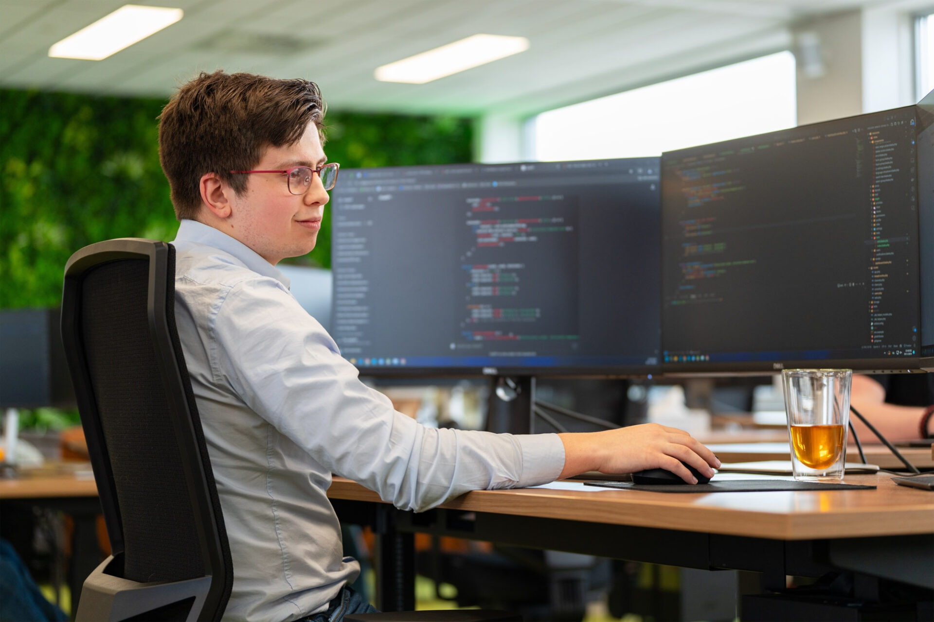 Een Wux AI-developer bouwt aan een op maat gemaakte AI-integratie voor een e-commerce platform.
