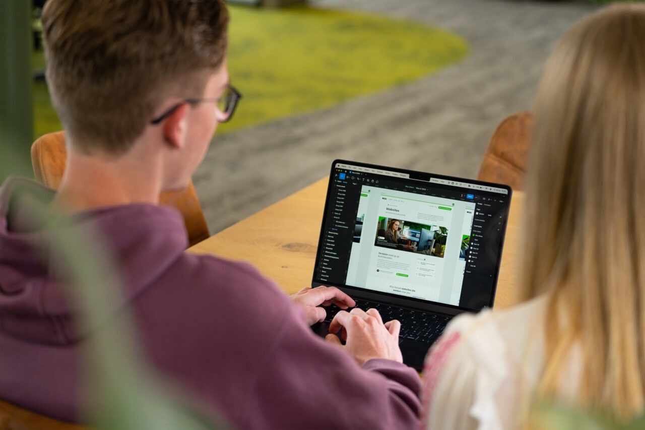 Medewerkers van Wux AI demonstreren hoe een nieuwe AI-gestuurde website-template eenvoudig kan worden aangepast.