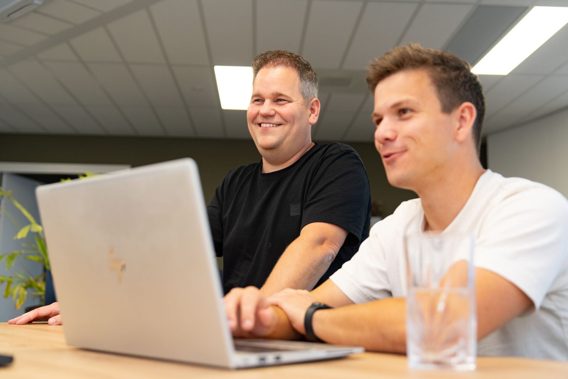 Developers van Wux AI werken samen aan AI-ontwikkeling