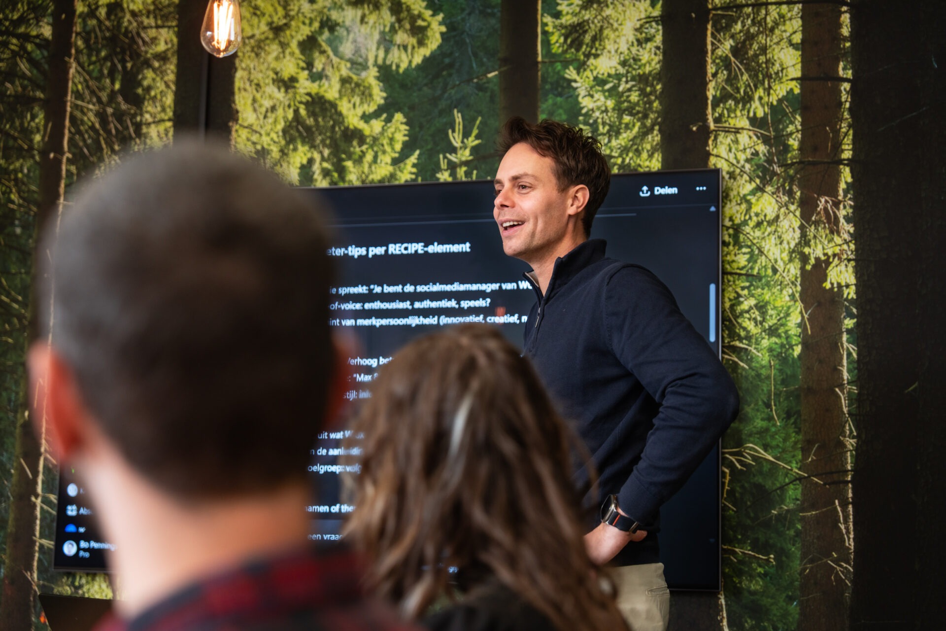 Een team van Wux AI bij een presentatie over het veilig en verantwoord inzetten van AI-modellen binnen zakelijke software.