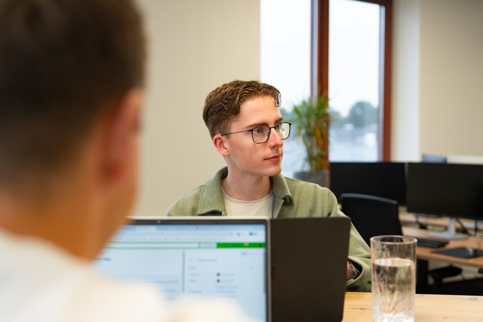 Een softwareontwikkelaar van Wux AI werkt aan de technische implementatie van een LLM-integratie met CRM.