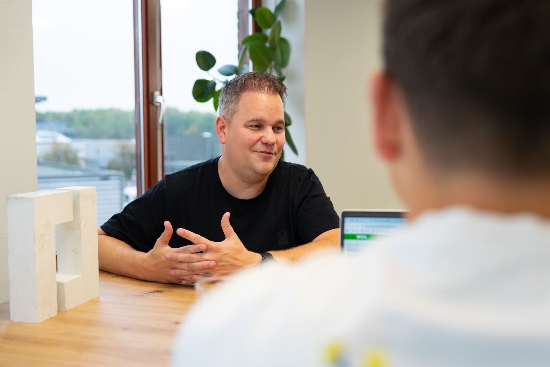 Adviseur van Wux AI in gesprek met een MKB-ondernemer tijdens de ontdekfase om AI-kansen en quickwins te spotten.
