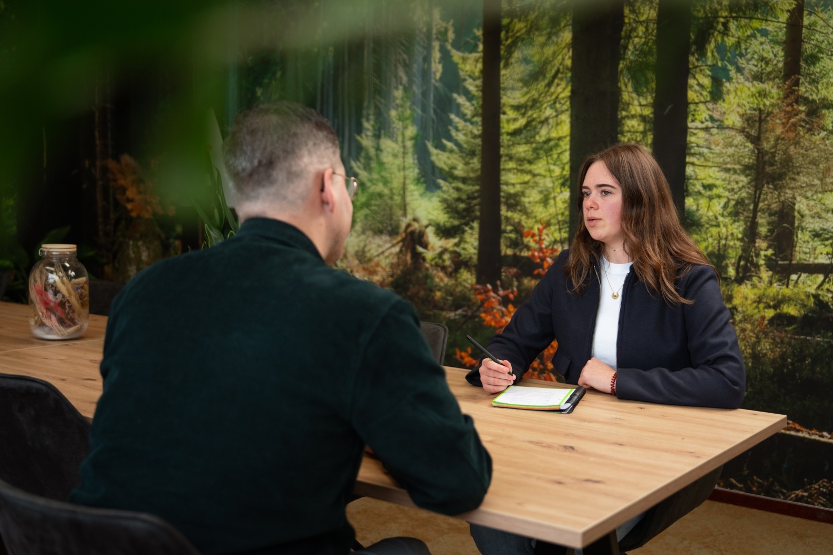 Wux AI-specialist begeleidt een ondernemer bij het AI-idee