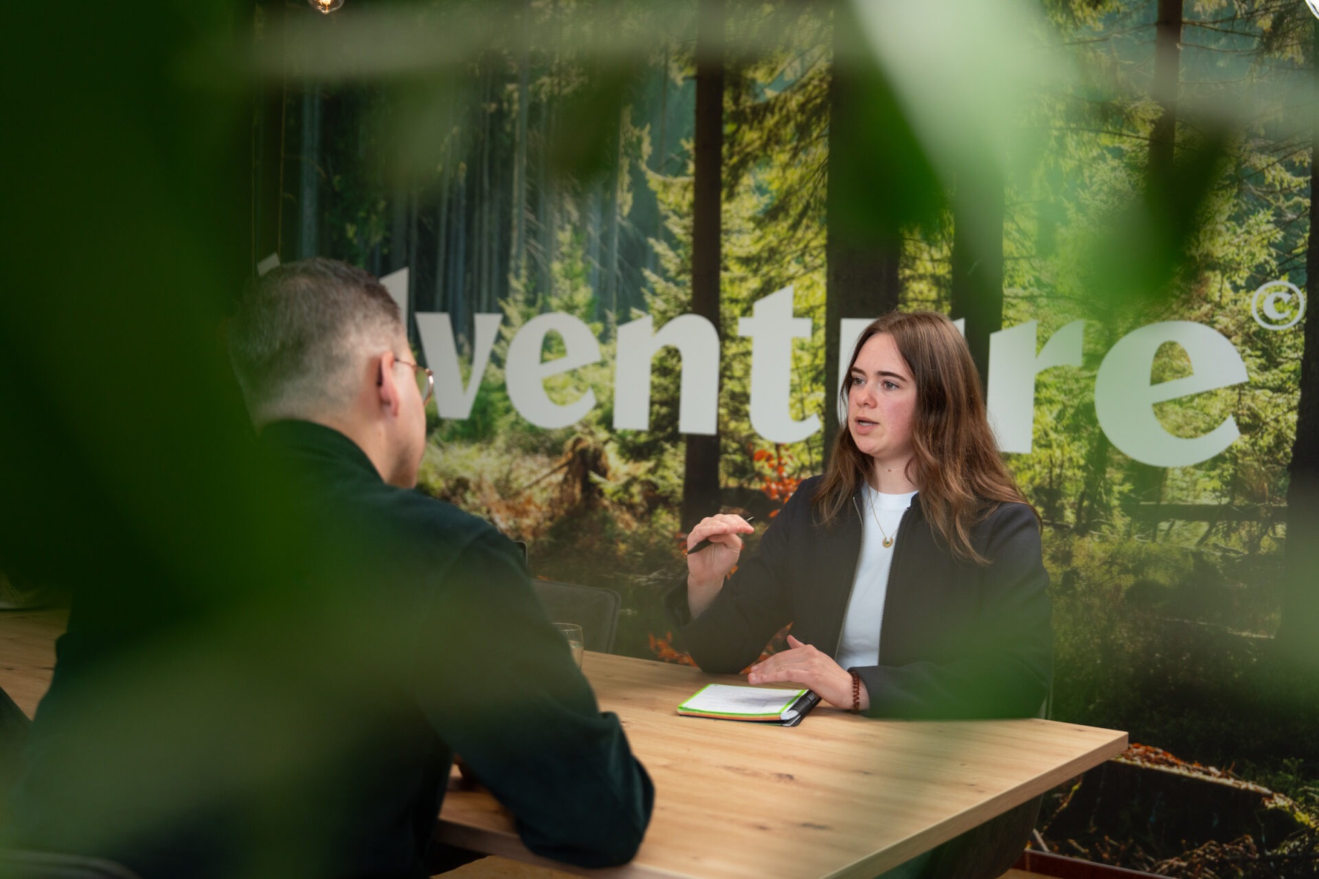 Twee consultants van Wux AI in gesprek over de uitdagingen van LLM-integratie met CRM en ERP.