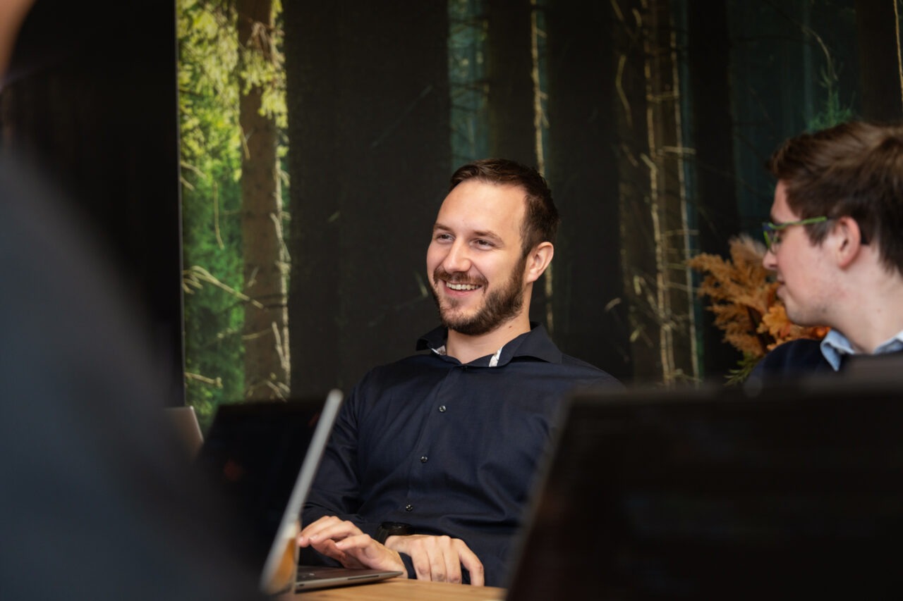 Een Wux AI-specialist overlegt met een e-commerce manager over het integreren van slimme AI-zoekfuncties in de webshop.