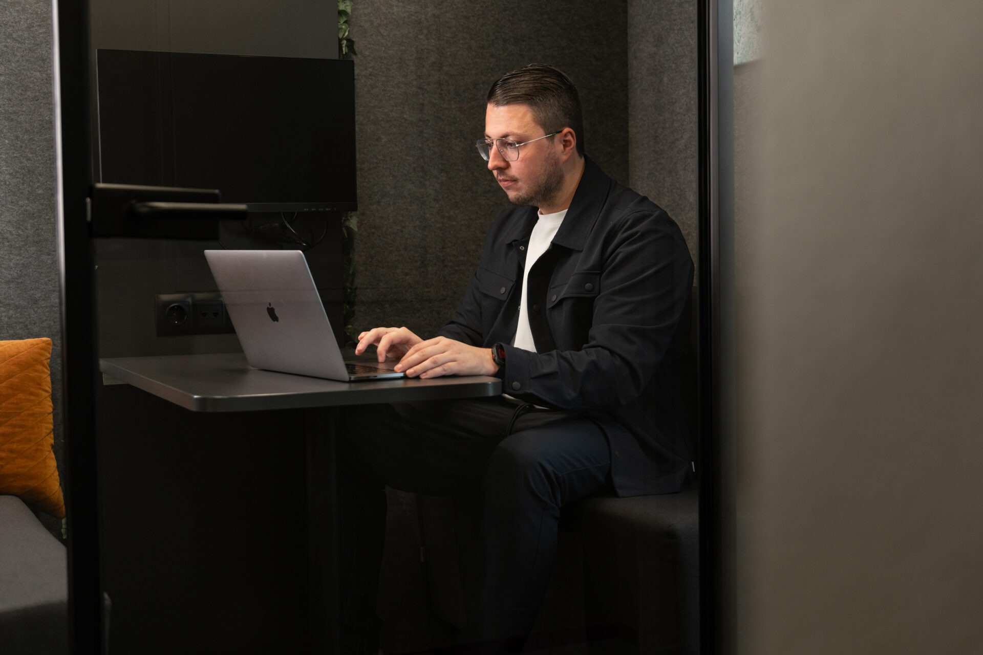 Een medewerker van Wux AI werkt aan de configuratie en beveiliging van een interne AI-assistent, gekoppeld aan de bedrijfsdata.